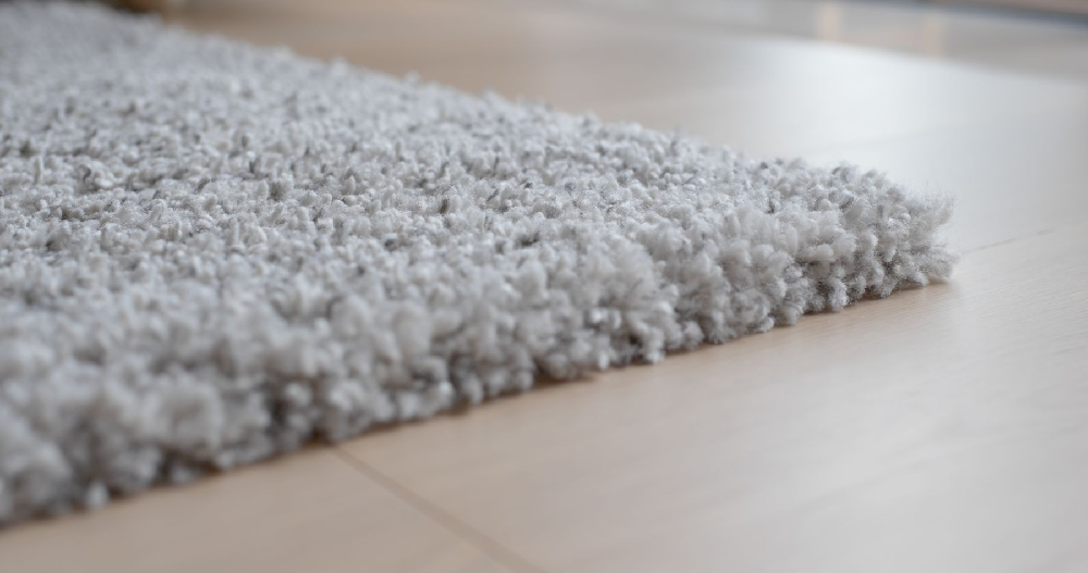 Wybierz idealny dywan do jasnej podłogi. Poradnik